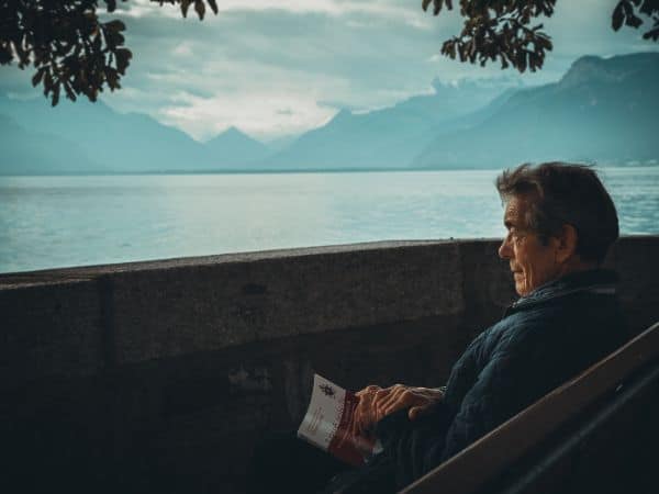 Rentensystem der Schweiz: Ein alter Mann blickt auf das Meer