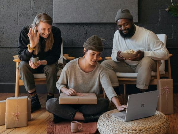 Frithjof Bergmann - Die Wurzeln von New Work: Drei Personen sitzen vor einem Laptop in einem Online-Termin.